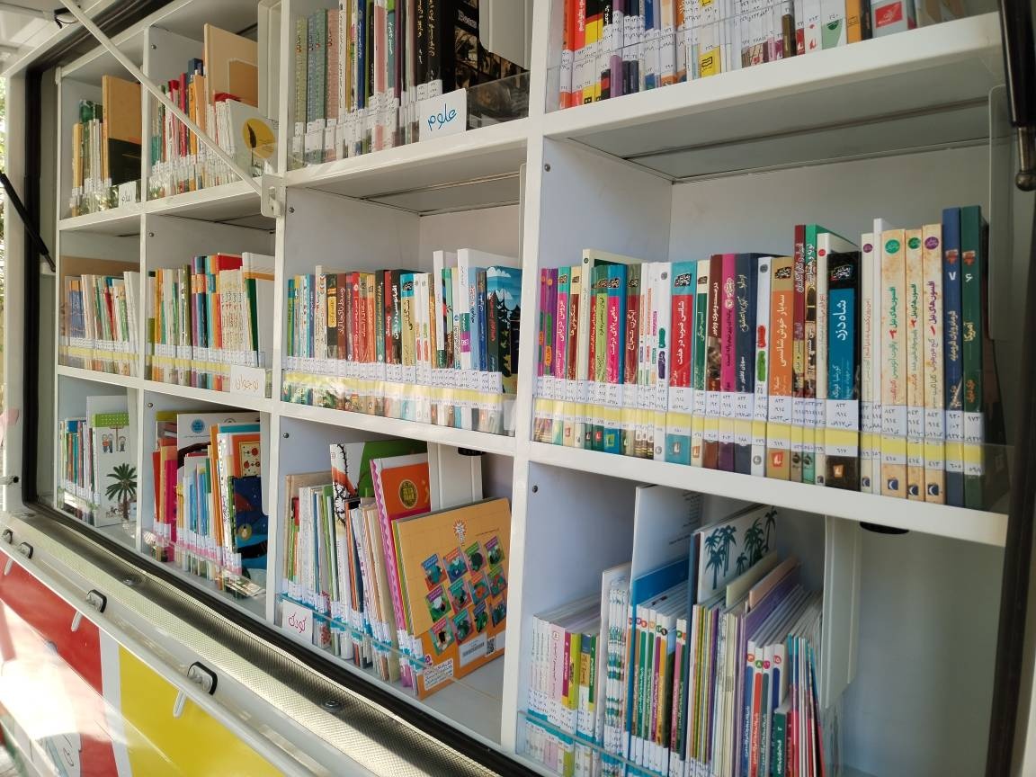 حکایت یک وانت رنگارنگ پر از کتاب/ «پیک دانایی یازده» در دل روستاهای طرقبه قصه هدیه می‌دهد