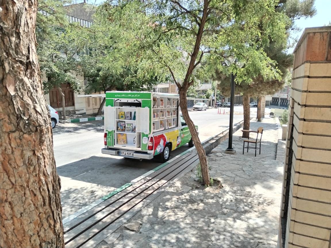 حکایت یک وانت رنگارنگ پر از کتاب/ «پیک دانایی یازده» در دل روستاهای طرقبه قصه هدیه می‌دهد