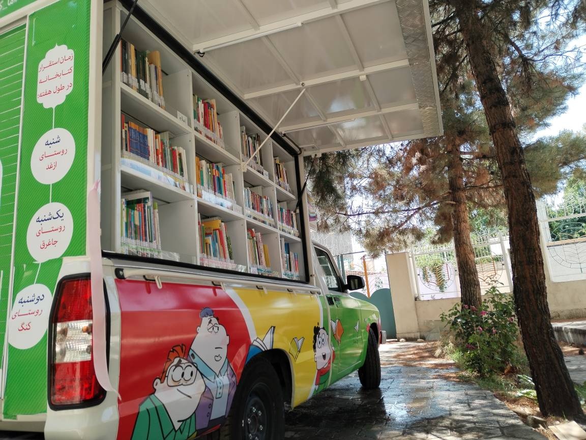 حکایت یک وانت رنگارنگ پر از کتاب/ «پیک دانایی یازده» در دل روستاهای طرقبه قصه هدیه میدهد