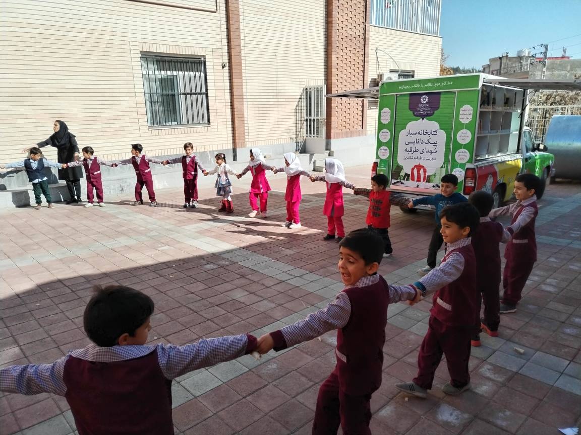 حکایت یک وانت رنگارنگ پر از کتاب/ «پیک دانایی یازده» در دل روستاهای طرقبه قصه هدیه میدهد