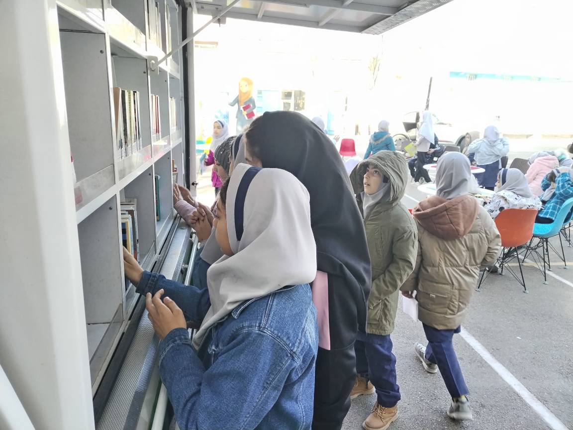 حکایت یک وانت رنگارنگ پر از کتاب/ «پیک دانایی یازده» در دل روستاهای طرقبه قصه هدیه میدهد