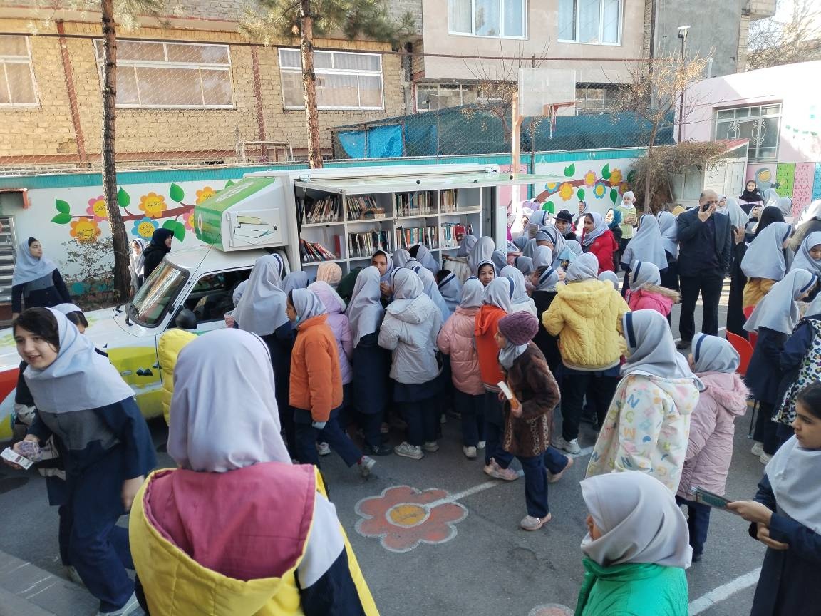 حکایت یک وانت رنگارنگ پر از کتاب/ «پیک دانایی یازده» در دل روستاهای طرقبه قصه هدیه میدهد