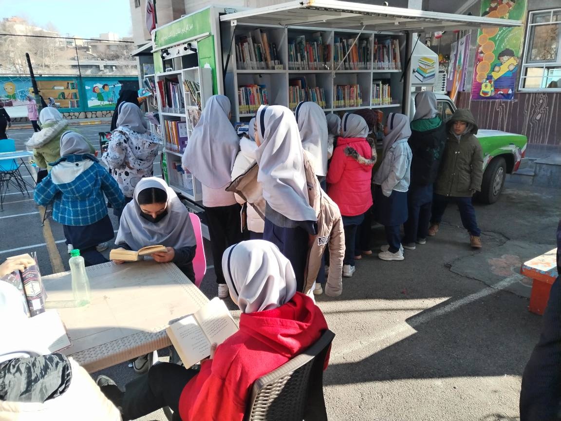 حکایت یک وانت رنگارنگ پر از کتاب/ «پیک دانایی یازده» در دل روستاهای طرقبه قصه هدیه میدهد