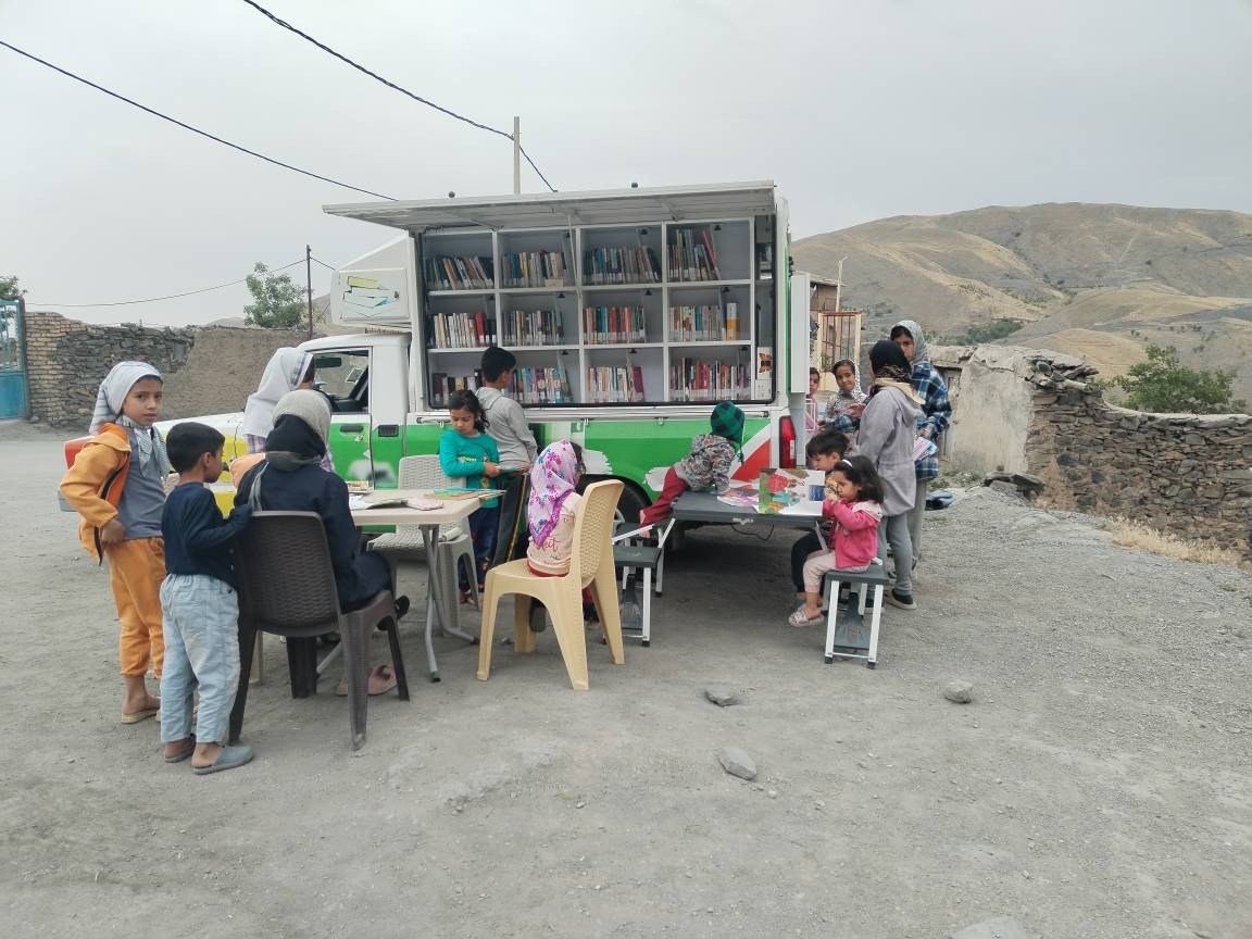 حکایت یک وانت رنگارنگ پر از کتاب/ «پیک دانایی یازده» در دل روستاهای طرقبه قصه هدیه می‌دهد