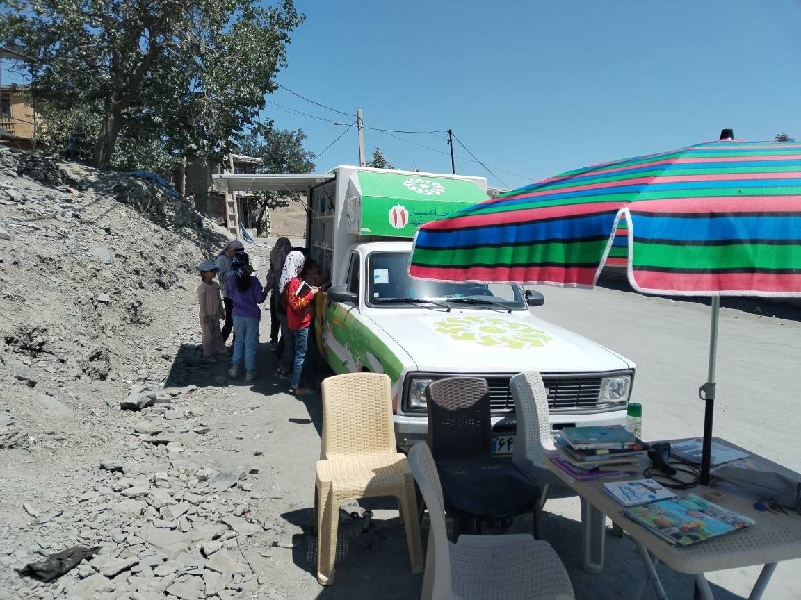 حکایت یک وانت رنگارنگ پر از کتاب/ «پیک دانایی یازده» در دل روستاهای طرقبه قصه هدیه میدهد