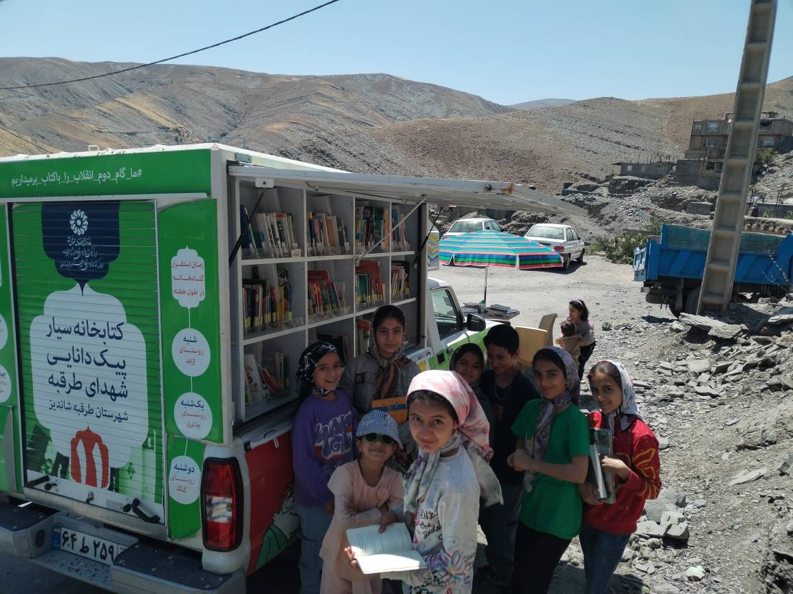 حکایت یک وانت رنگارنگ پر از کتاب/ «پیک دانایی یازده» در دل روستاهای طرقبه قصه هدیه می‌دهد