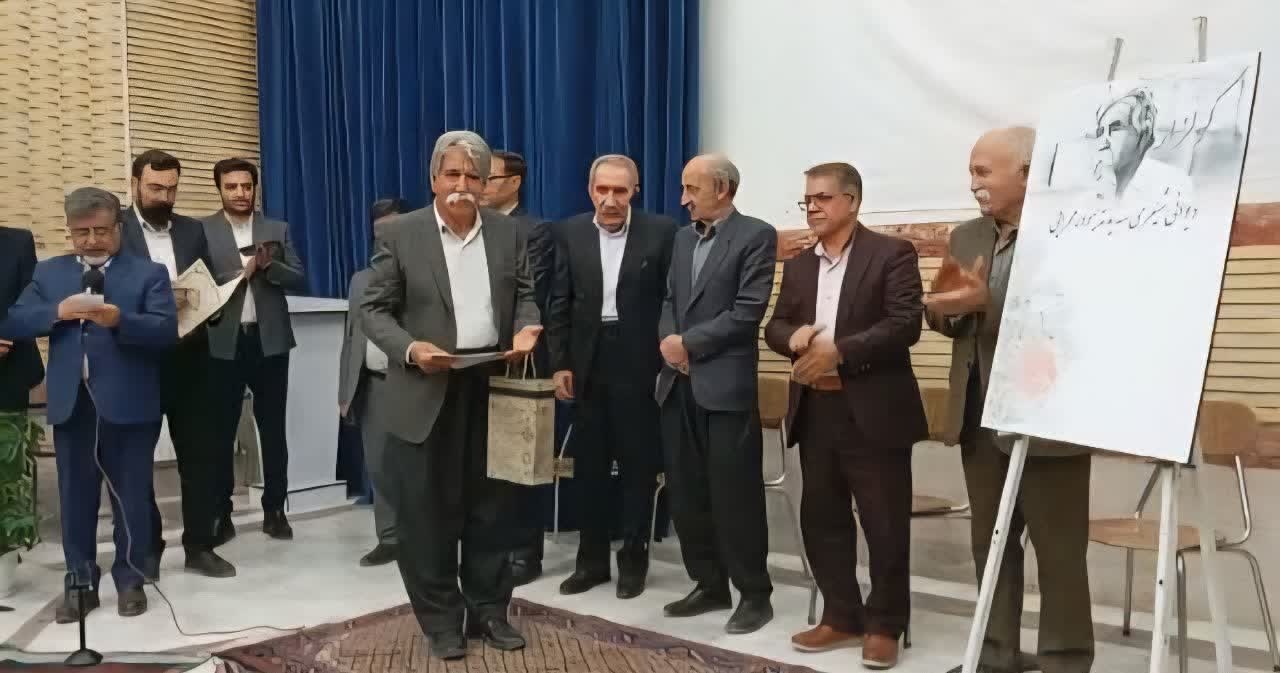 دیوان شعر کردی «گولزار» در کرمانشاه رونمایی شد