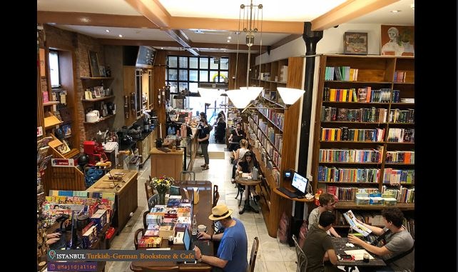 کتابفروشی «مینوآ پرا» در استانبول زیباترین کافه-کتاب جهان
