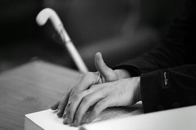 یک میلیون چشم، در انتظار لمس کتاب