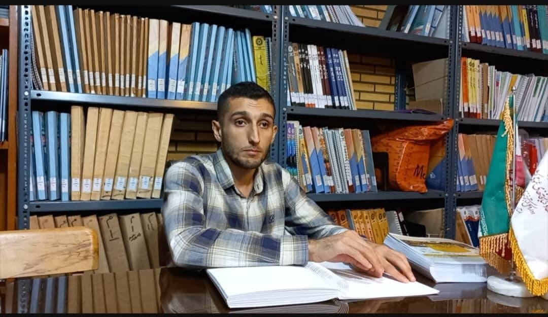 پیوند نابینایان با زندگی در کتابخانه «ابن شهر آشوب»/ بزرگترین دغدغه کمبود منابع مطالعاتی است
