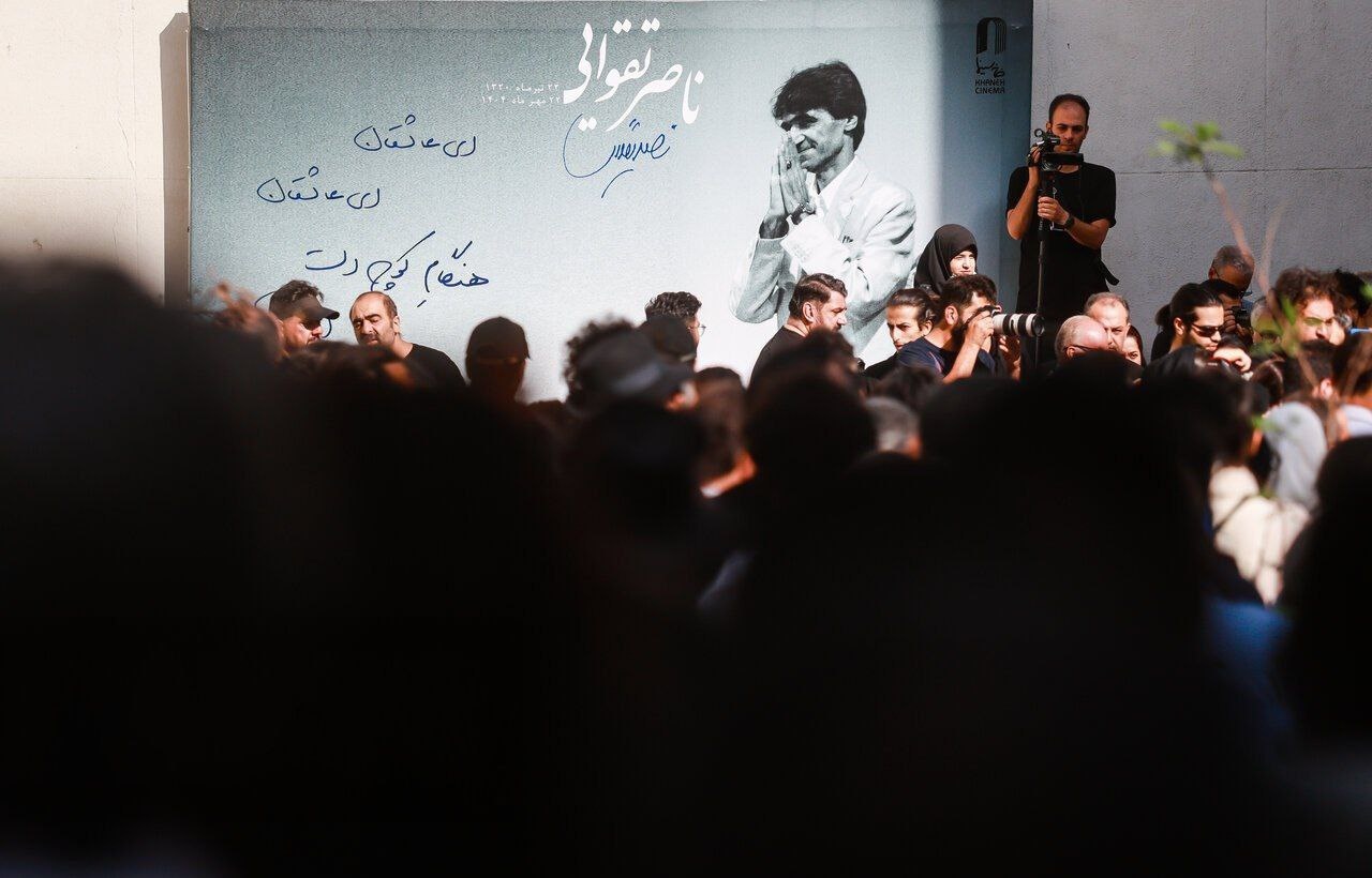 پیکر ناصر تقوایی با نوای سنج و دمام تشییع شد + فیلم