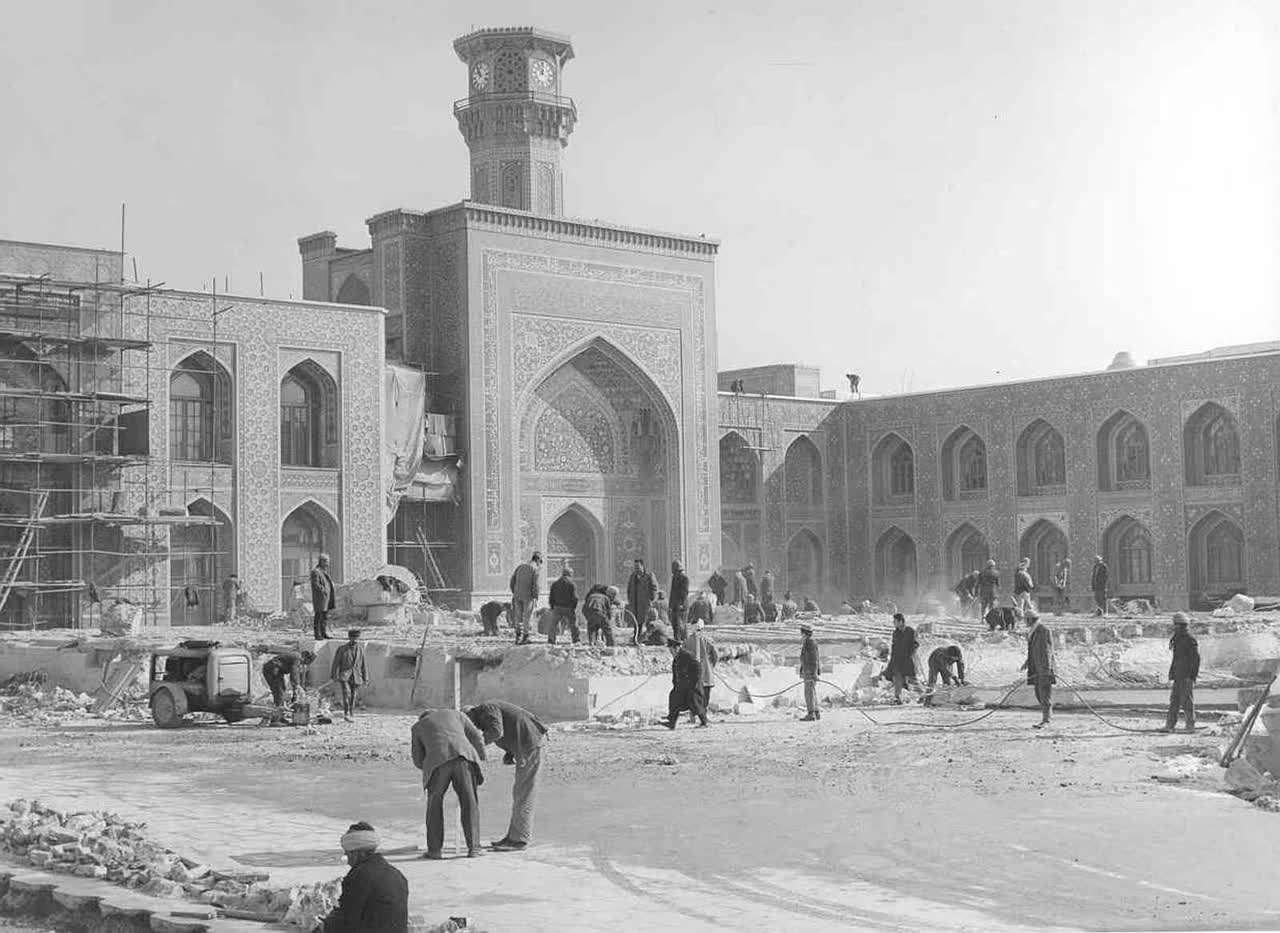 تصویری از مرمت «صحن موزه» یا «رواق امام خمینی (ره)» در دهه ۵۰