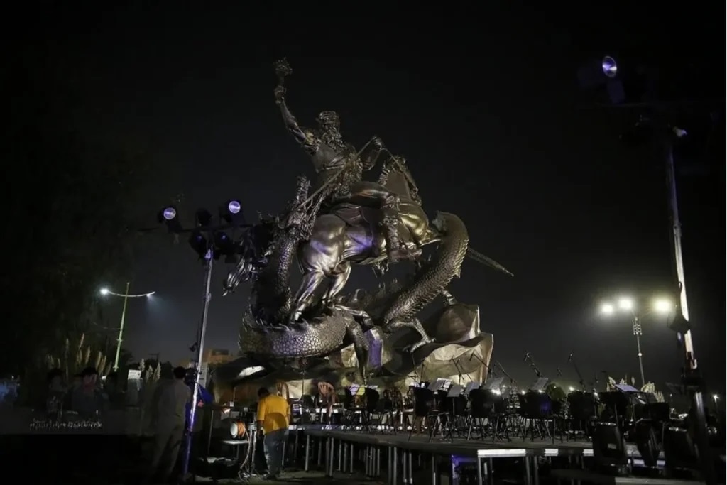 مجسمه نبرد رستم و اژدها در شاهین‌شهر رونمایی شد