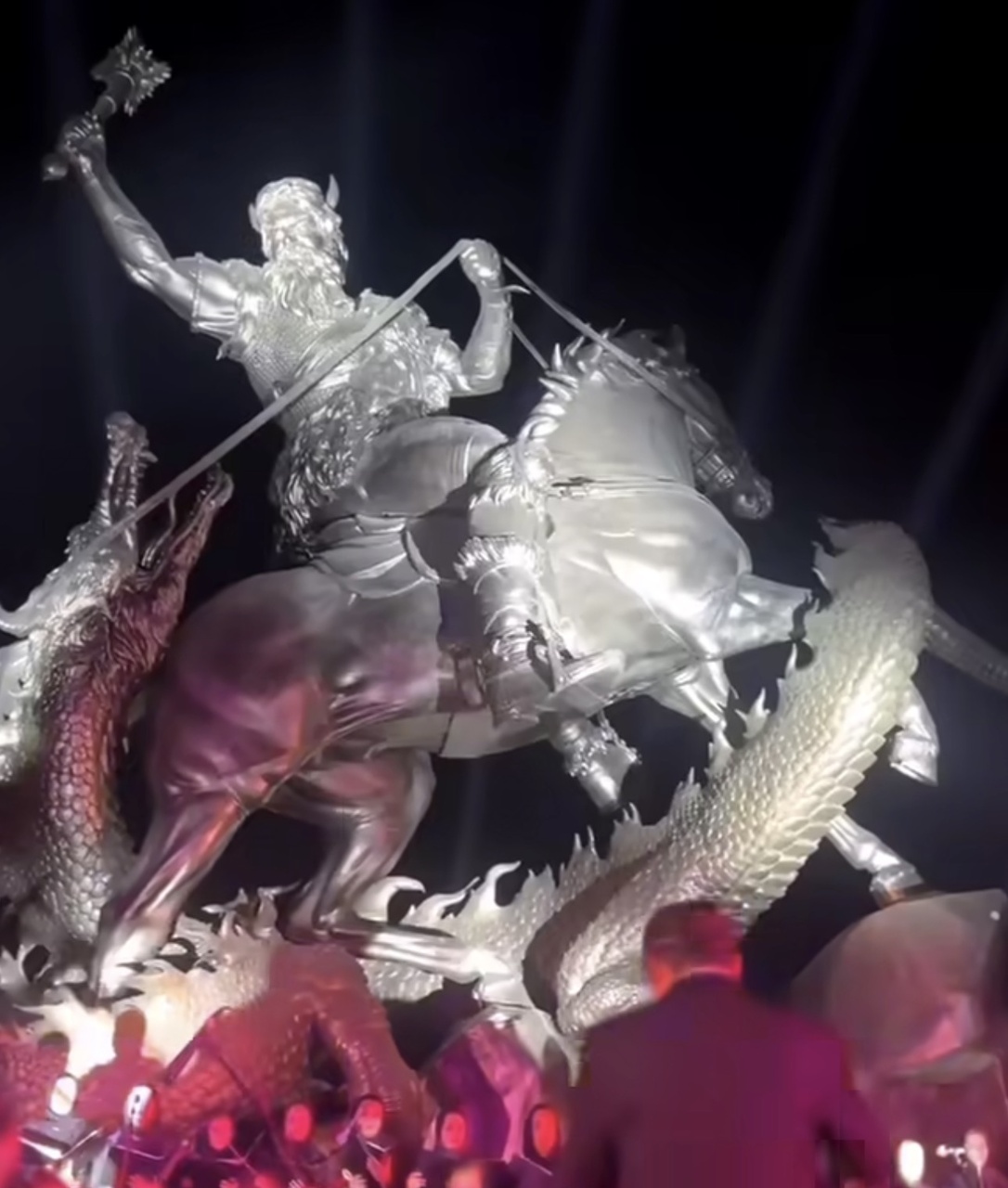 مجسمه نبرد رستم و اژدها در شاهینشهر رونمایی شد