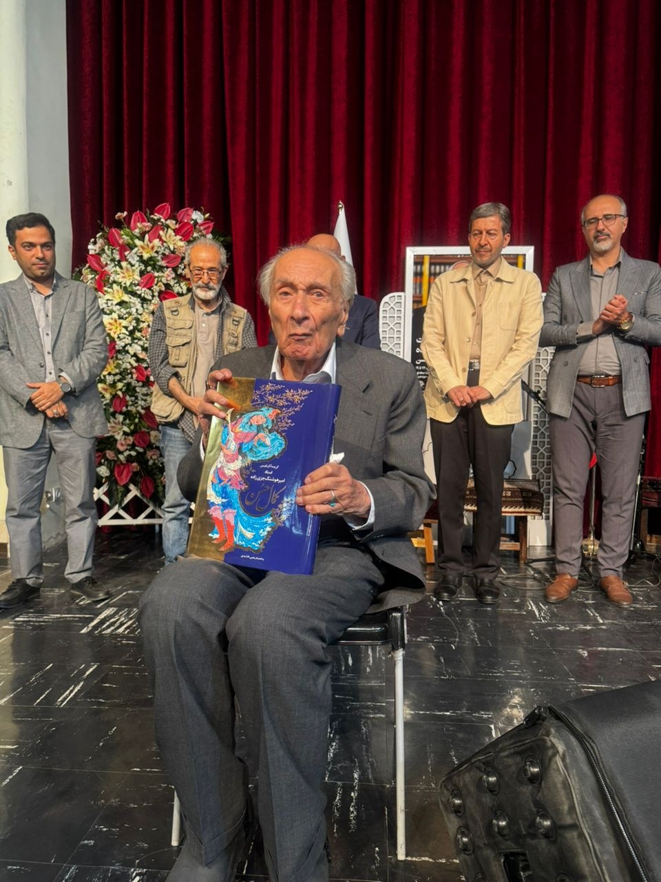 امیرهوشنگ جزی‌زاده تجلیل شد/ بازتاب دهه‌ها نگارگری در کتاب «کمال حُسن»