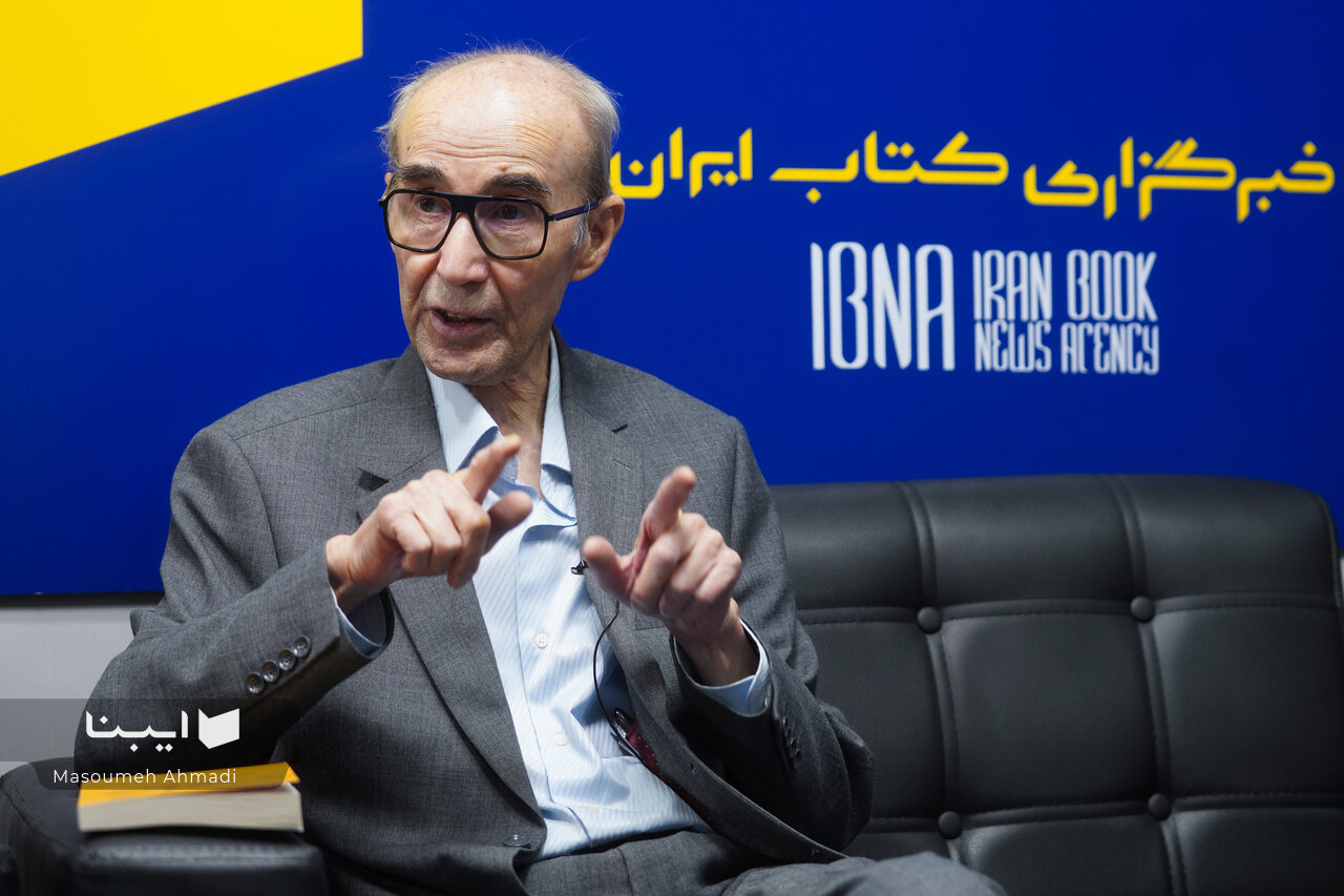 واژهسازی از حالت عالمانه به مردمی تغییر کرده است/کتابی که در زنجیر نظریهها محصور نمانده است