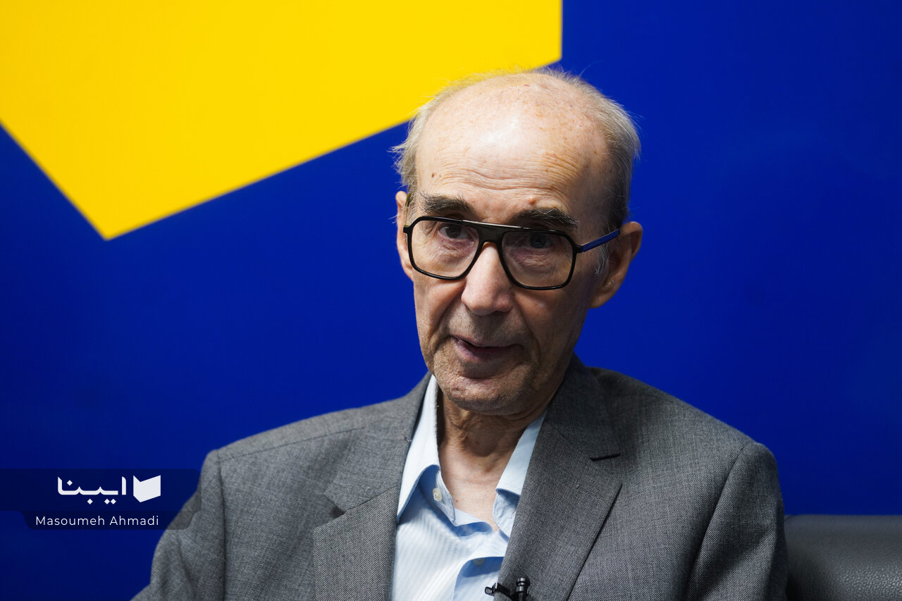 علی‌اشرف صادقی ۱۰ هزار نسخه کتاب به کتابخانه فرهنگستان زبان اهدا کرد