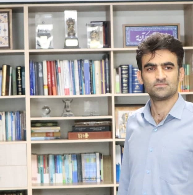 دانشی‌مردِ خودساخته