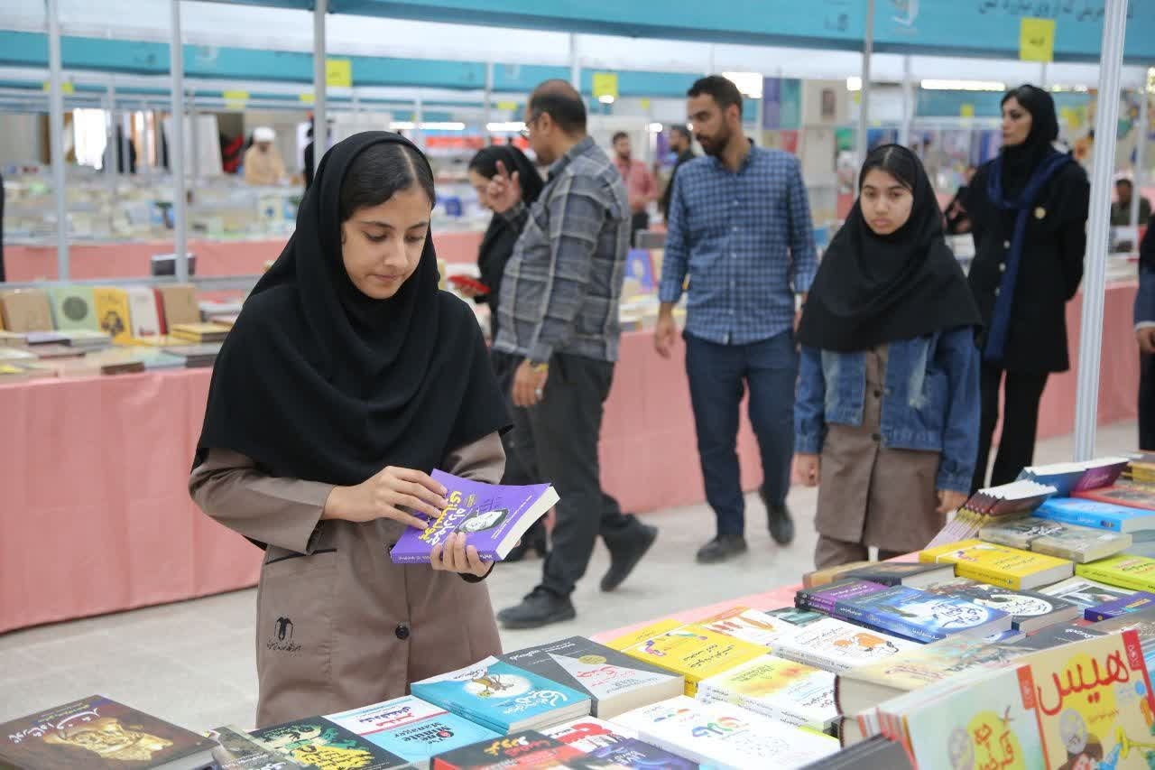 نسل‌های مختلف به بازدید از نمایشگاه کتاب آمدند/ جلوه‌ای از حضور متنوع اقشار