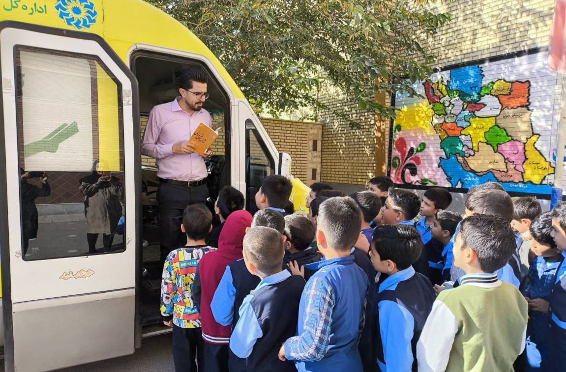 کتابخانه سیار «پرتو دانایی» در روستاهای شهرستان اراک فعال شد