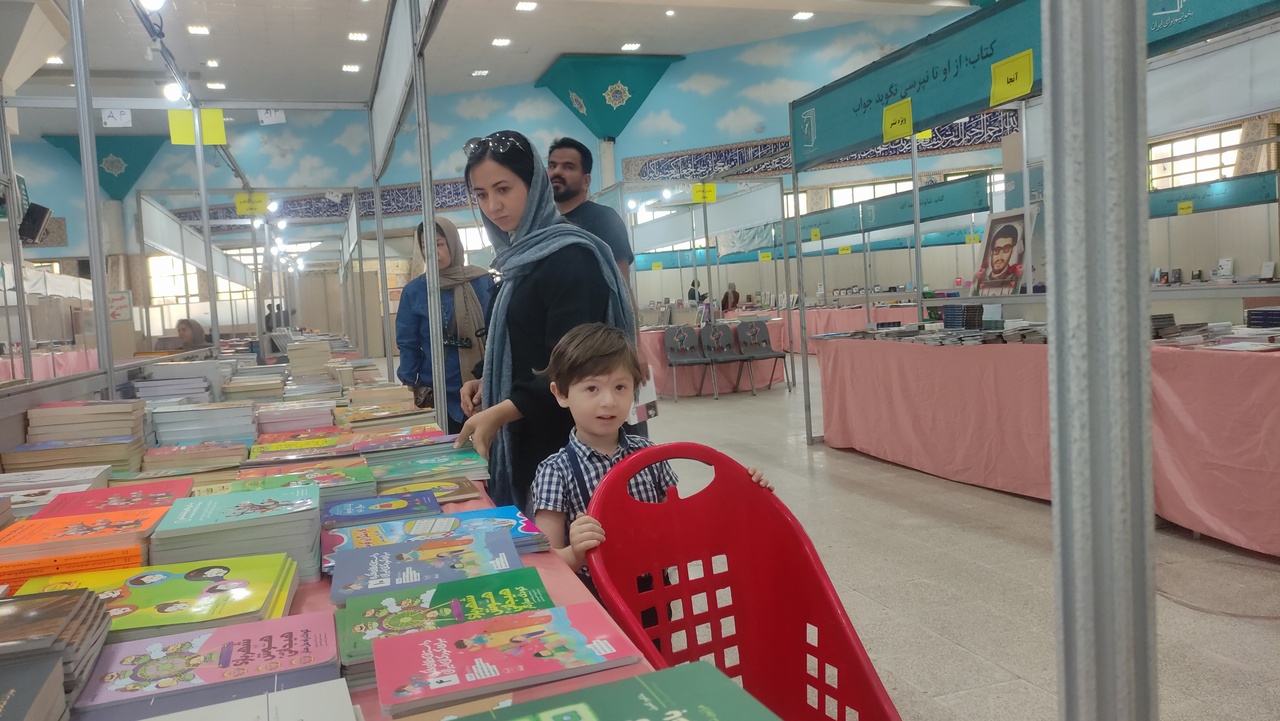 نسل‌های مختلف به بازدید از نمایشگاه کتاب آمدند/ جلوه‌ای از حضور متنوع اقشار