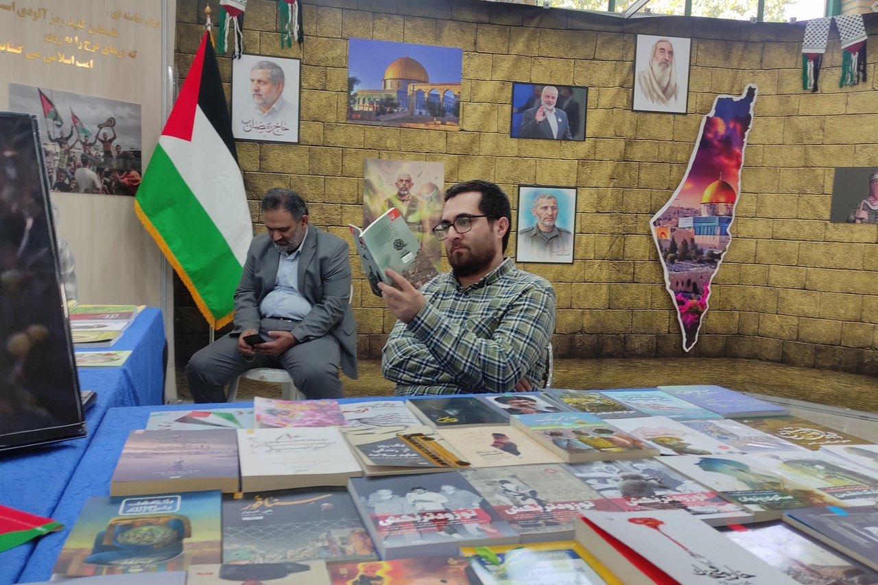 نسلهای مختلف به بازدید از نمایشگاه کتاب آمدند/ جلوهای از حضور متنوع اقشار