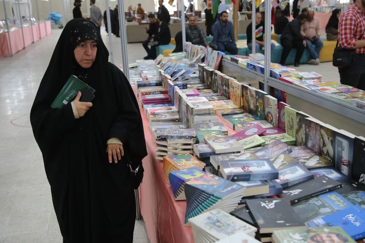 نسلهای مختلف به بازدید از نمایشگاه کتاب آمدند/ جلوهای از حضور متنوع اقشار