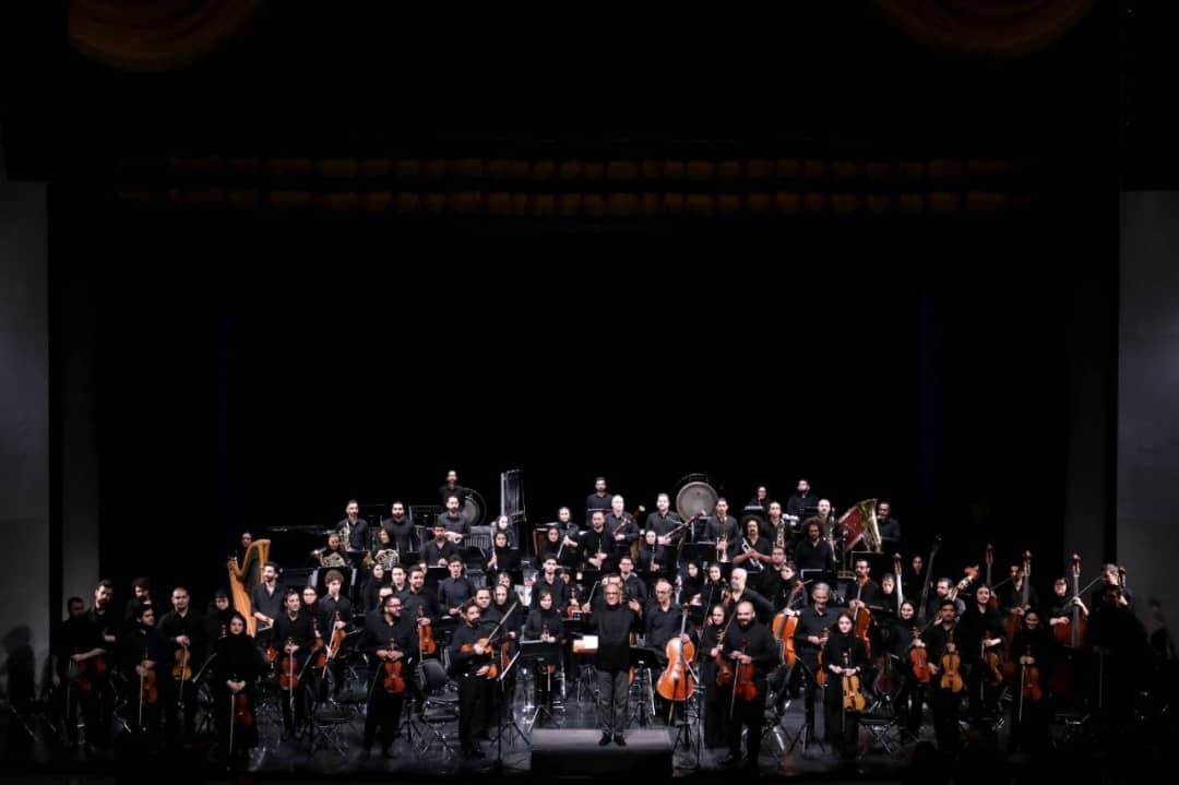 عبدالحسین مختاباد همراه با ارکستر موسیقی ملی ایران اشعار حافظ و مولانا را می‌خواند