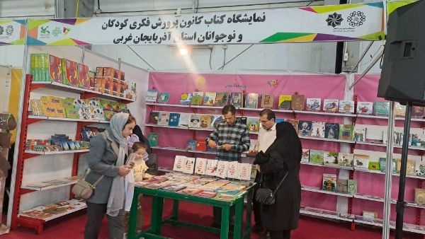 برپایی غرفه کتاب در حاشیه جشنواره استانی بازی و اسباب بازی