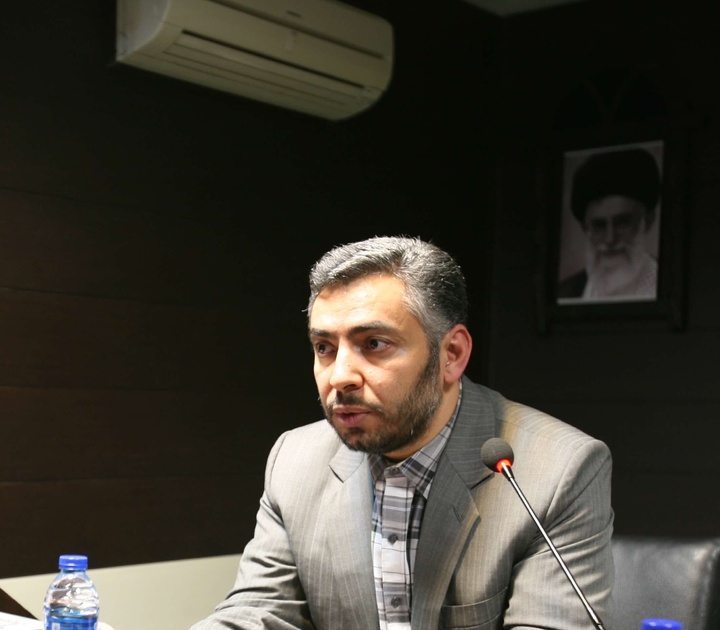 از کوزه همان تراود که در اوست