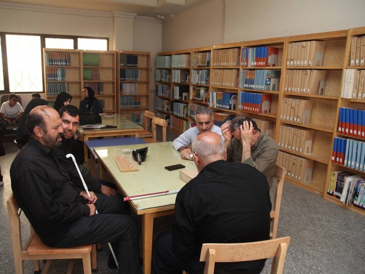 مشکل روشندلان همدان برای تردد به کتابخانه مرکزی شهر/ شهرداری تدبیر کند