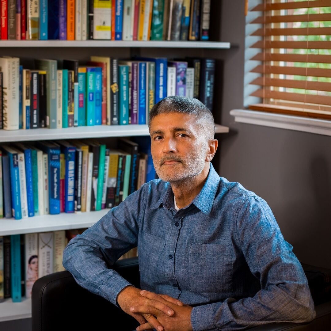 اضطراب دقیقاً همان «خاکی» است که فلسفه از آن میروید / رهایی از اضطراب جهان با «پذیرش، تامل و کنشگری»