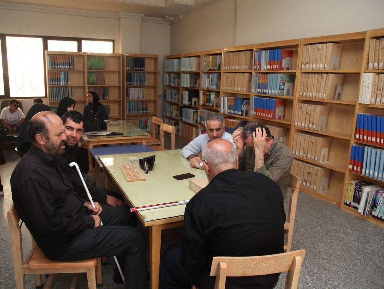 مشکل روشندلان همدان برای تردد به کتابخانه مرکزی شهر/ شهرداری تدبیر کند