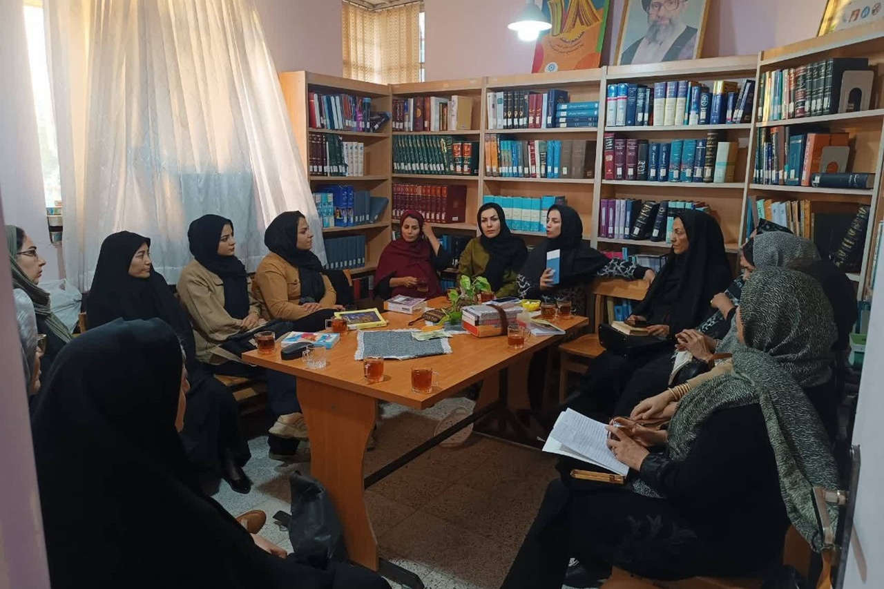 نشست کتابخوان در تربت‌حیدریه/ برگزاری نمایشگاه کتاب در سبزوار