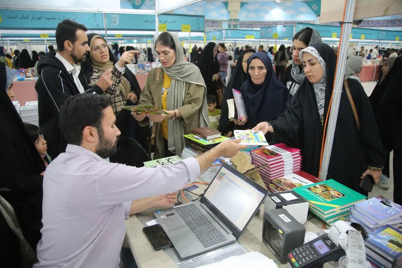 روز پر هیاهوی نمایشگاه کتاب؛ از شلوغی گیشه‌های فروش تا رونمایی کتاب‌های دانشگاهی