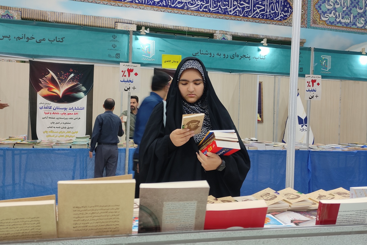 روز پر هیاهوی نمایشگاه کتاب؛ از شلوغی گیشههای فروش تا رونمایی کتابهای دانشگاهی