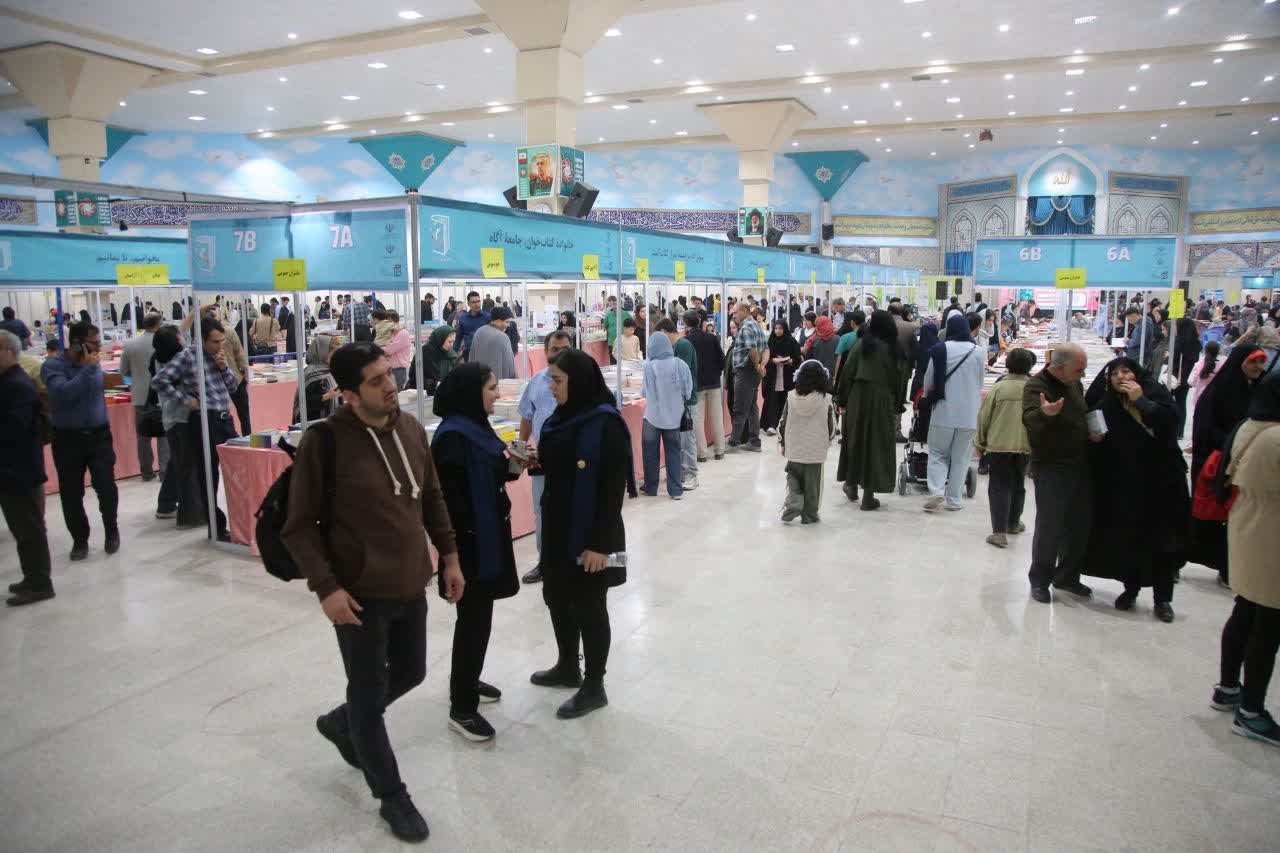 روز پر هیاهوی نمایشگاه کتاب؛ از شلوغی گیشه‌های فروش تا رونمایی کتاب‌های دانشگاهی