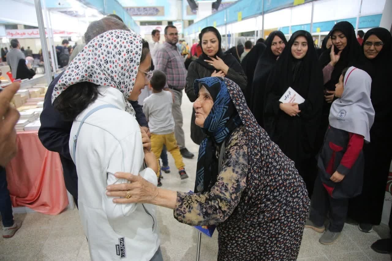 روز پر هیاهوی نمایشگاه کتاب؛ از شلوغی گیشه‌های فروش تا رونمایی کتاب‌های دانشگاهی