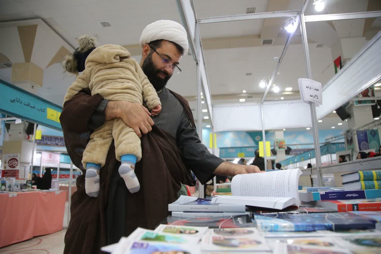 روز پر هیاهوی نمایشگاه کتاب؛ از شلوغی گیشههای فروش تا رونمایی کتابهای دانشگاهی