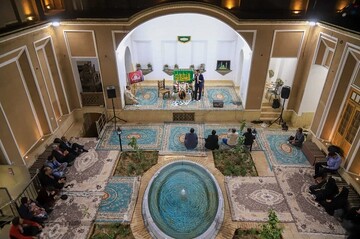 خانه شعر و ادبیات یزد؛ چراغ فرهنگ را فروزان نگاه داشته است/ کتابخانه تخصصی شعر ایجاد می‌شود