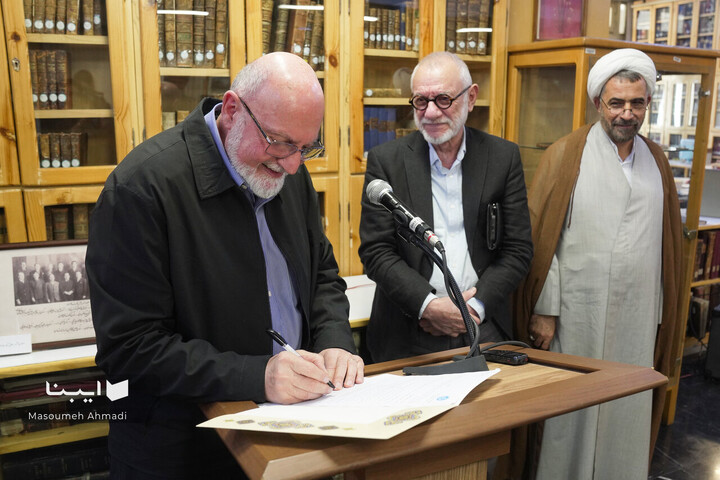 اهدای اسناد مالی خاندان قیصری به کتابخانه مرکزی دانشگاه تهران