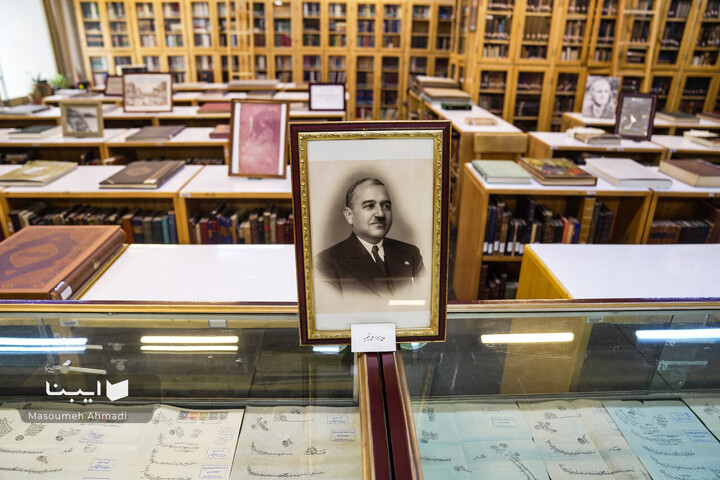 اهدای اسناد مالی خاندان قیصری به کتابخانه مرکزی دانشگاه تهران