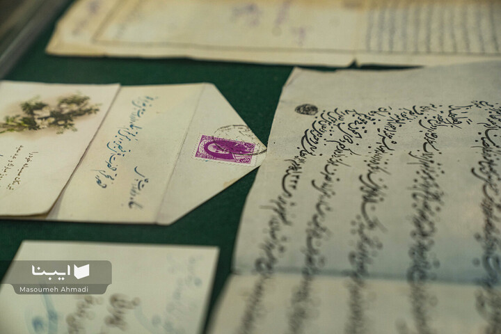 اهدای اسناد مالی خاندان قیصری به کتابخانه مرکزی دانشگاه تهران