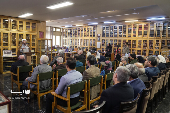 اهدای اسناد مالی خاندان قیصری به کتابخانه مرکزی دانشگاه تهران