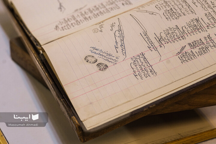 اهدای اسناد مالی خاندان قیصری به کتابخانه مرکزی دانشگاه تهران