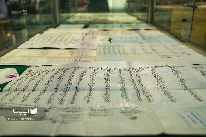 اهدای اسناد مالی خاندان قیصری به کتابخانه مرکزی دانشگاه تهران