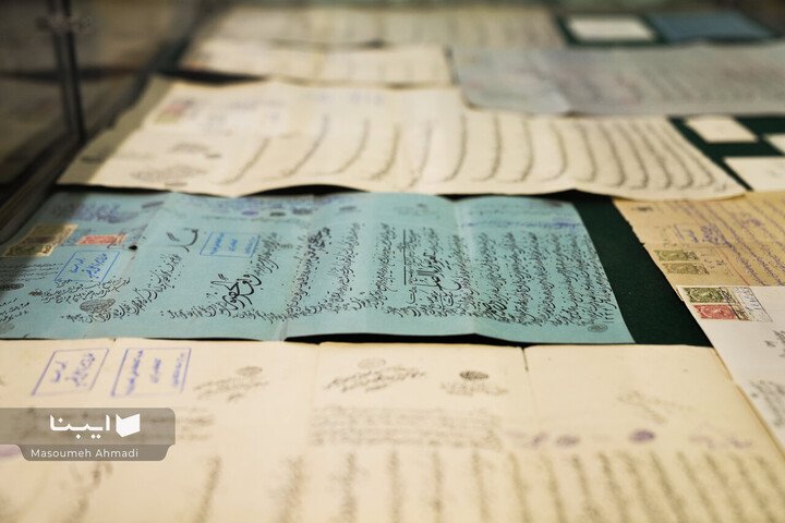 اهدای اسناد مالی خاندان قیصری به کتابخانه مرکزی دانشگاه تهران