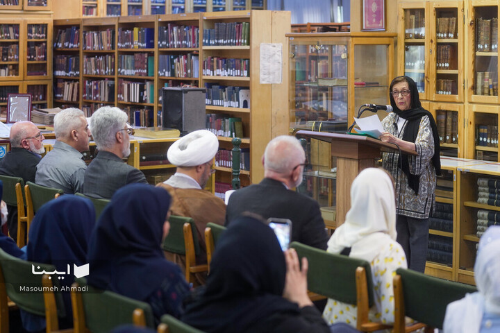 اهدای اسناد مالی خاندان قیصری به کتابخانه مرکزی دانشگاه تهران