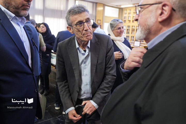 اهدای اسناد مالی خاندان قیصری به کتابخانه مرکزی دانشگاه تهران