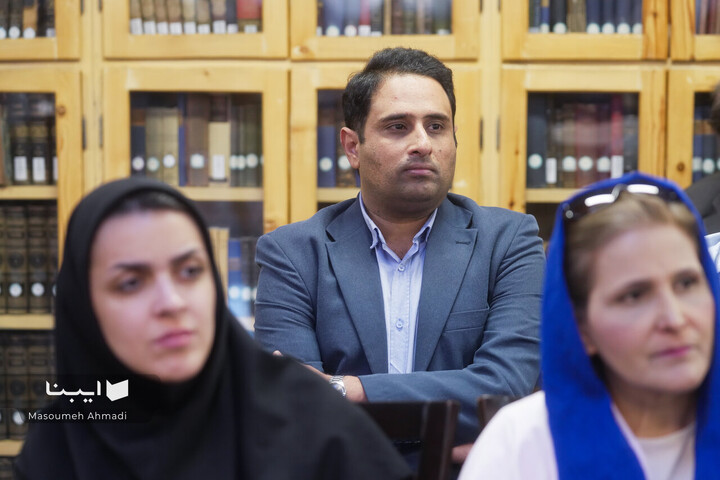 اهدای اسناد مالی خاندان قیصری به کتابخانه مرکزی دانشگاه تهران